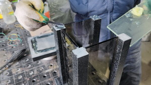 Наносим клей на места контакта стекол, ножек и верхней части лампады